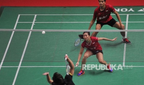 Pasangan Ricky Karanda Suwandi (atas)/Debby Susanto beraksi di Indonesia Masters 2018.