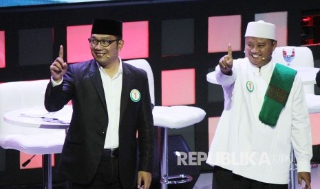 Pasangan Ridwan Kamil dan Uu Ruzhanul Ulum menyampaikan paparannya saat Debat Publik Pertama Pilgub Jawa Barat 2018 bersama empat pasangan calon gubernur dan wakil gubernur Jawa Barat, di Gedung Sabuga, Kota Bandung, Senin (12/3).