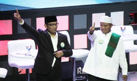 Pasangan Ridwan Kamil dan Uu Ruzhanul Ulum menyampaikan paparannya saat Debat Publik Pertama Pilgub Jawa Barat 2018 bersama empat pasangan calon gubernur dan wakil gubernur Jawa Barat, di Gedung Sabuga, Kota Bandung, Senin (12/3).