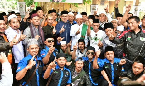 Pasangan Rindu bersama relawan santri di Pesantren Roudhotul Hasanah Subang, Rabu (21/2).  , Rabu (21/2).