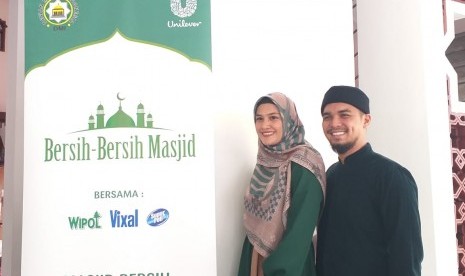 Pasangan selebriti Ratu Anandita dan Mario Irwinsyah usai menghadiri syukuran terselenggaranya Bersih-Bersih Masjid 2019 di Istana Wapres, Selasa (30/4).