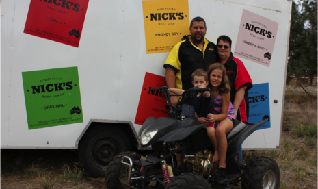 Pasangan Steven dan Lisa Nickel bersama anak-anak mereka yang kita tinggal di Lockhart, NSW. 