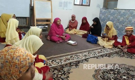 Pasangan suami istri di Kota Malang, Pradana Boy dan Lailatul Fithriyah Azzakiyah, memperkenalkan cara menghafal Al-Quran metode tematik. Setiap menjelang berbuka puasa puluhan anak-anak dan mahasiswa berkumpul di rumahnya untuk menghafal Al-Quran secara tematik. 