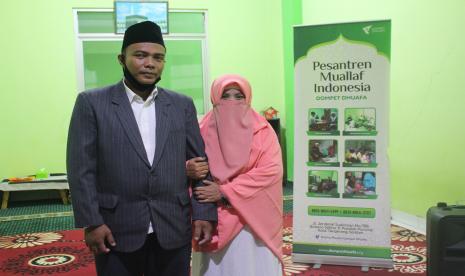 Pasangan suami istri muallaf melangsungkan akad nikah di Pesantren Muallaf Dompet Dhuafa.