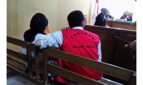 Pasangan suami istri produsen vaksin palsu, Rita Agustina (kiri) dan Hidayat Taufiqurrahman, menjalani sidang dengan agenda pembacaan tuntutan di PN Bekasi, Senin (6/3). JPU menuntut keduanya 12 tahun penjara.