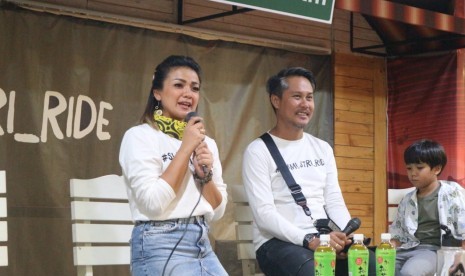 Pasangan suami istri Nirina Zubir dan Ernest Syarif bersama dengan kedua anak mereka, saat berbincang mengenai pengalaman bersepeda Jakarta-Bali, di Jakarta Selatan, Rabu (7/8). 