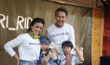 Pasangan suami istri Nirina Zubir dan Ernest Syarif bersama dengan kedua anak mereka saat berbincang mengenai pengalaman bersepeda Jakarta-Bali, Rabu (7/8). 