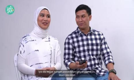  Pasangan suami istri yang baru menikah dua bulan Okta dan Ica memaparkan pengalamannya membina rumah tangga pada program Youtbe Khazanah Network. 