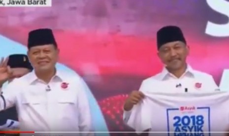 Pasangan Sudrajat dan Syaiku dalam debat cagub-cawagub Jabar di UI, Senin (14/5).