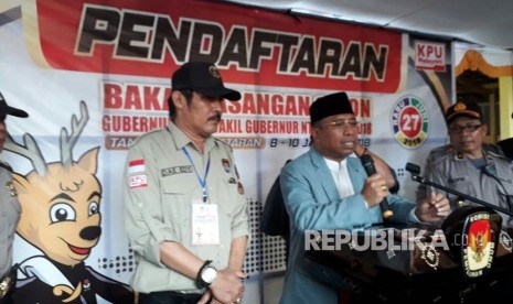 Pasangan Suhaili (peci putih) dan Muhammad Amin (peci hitam) yang diusung Partai Golkar, Nasdem, dan PKB