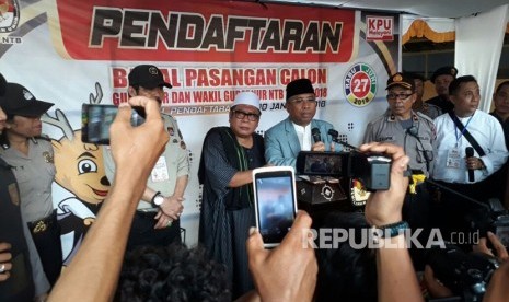 Pasangan Suhaili (peci putih) dan Muhammad Amin (peci hitam) yang diusung Partai Golkar, Nasdem, dan PKB mendaftar ke KPU NTB untuk Pilgub NTB 2018 pada Senin (8/1).