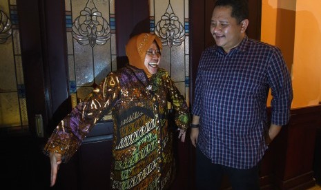 Pasangan Wali Kota dan Wakil Wali Kota Surabaya terpilih periode 2016-2021 Tri Rismaharini (kiri) dan Whisnu Sakti Buana (kanan) bersiap memberi keterangan pers terkait pelantikan mereka di Surabaya, Jawa Timur, Minggu (14/2). 