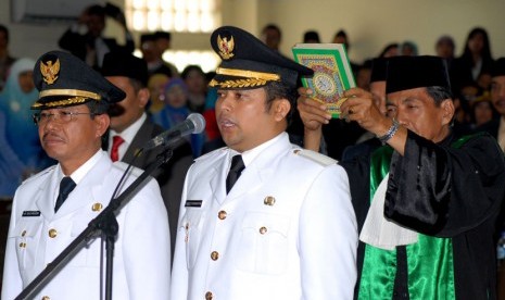  Pasangan walikota Tangerang Arif R. Wismansyah (kanan) dan Sachrudin (kiri) diambil sumpah dalam pelantikan di gedung DPRD Tangerang, Banten, Selasa (24/12).