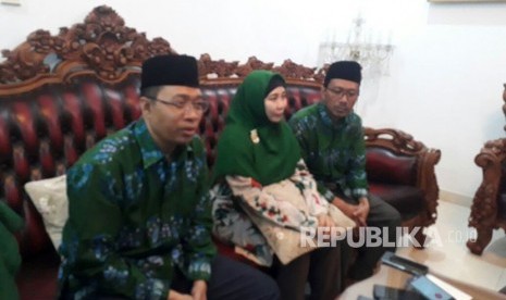 Pasangan Zulkieflimansyah dan Sitti Rohmi Djalilah  menyampaikan pernyataannya usai dinyatakan menang versi hitung cepat dalam Pilgub NTB 2018 di Pancor, Kabupaten Lombok Timur, NTB, Rabu (27/6).