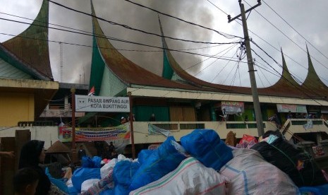 Pasar Aur Kuning Bukittinggi Dilalap Api