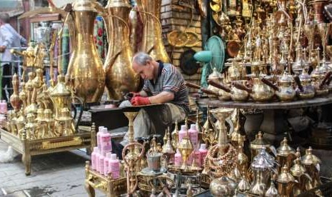 Pasar barang kerajinan tembaga di Souk al-Safafeer, Baghdad, Irak.