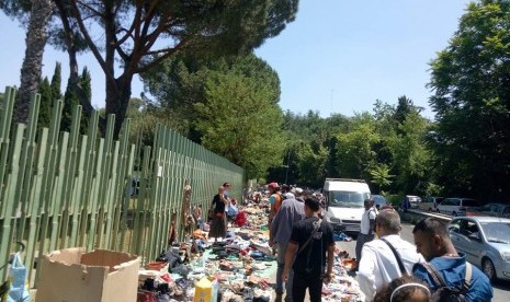 Pasar bekas di Roma, Italia.