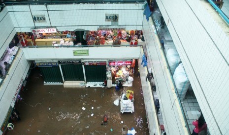 Pasar Cipulir Tergenang Banjir: Pedagang melakukan aktivitas perdagangan di Pasar Raya Cipulir yang masih digenangi air, Jakarta Selatan, Selasa (21/1). Banjir yang disebabkan curah hujan tinggi dan meluapnya kali Pesanggrahan tersebut membuat aktivitas pe