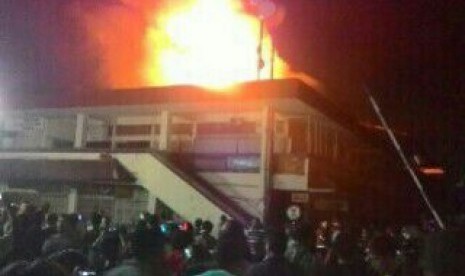 Pasar Klewer terbakar.