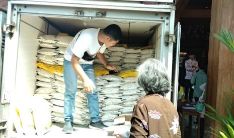  Pasar murah di Pasar Kliwon Solo saat bulan Ramadhan, Rabu (5/4/2023).