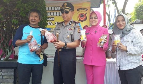 Pasar murah digelar di depan Traffic Management Center (TMC) Polres Sukabumi, Senin (11/6).