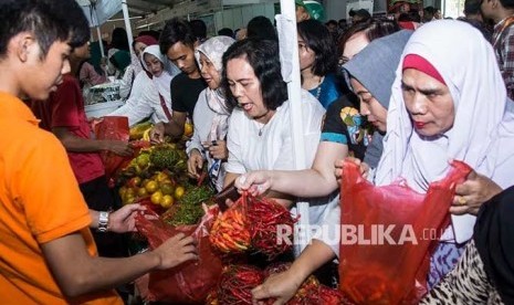 Pasar murah Ramadhan (ilustrasi). Pemerintah Kota (Pemkot) Ambon, Maluku, menyiapkan program pasar murah bagi masyarakat umum. Pasar ini digelar untuk mengendalikan harga dan ketersediaan bahan kebutuhan pokok saat Ramadhan dan Hari Raya Idul Fitri 1444 Hijriah.