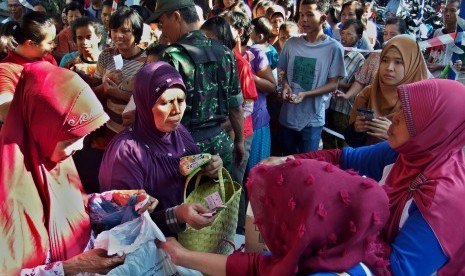 Pasar murah sembako.