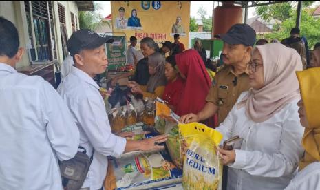 Pasar Murah yang diselenggarakan oleh Dinas perindustrian dan Perdagangan Provinsi Bengkulu, bekerjasama dengan Dinas Ketahanan Pangan Provinsi Bengkulu, Bulog Provinsi Bengkulu  dan beberapa produsen ini disambut baik oleh masyarakat dan sangat antusias untuk berbelanja berbagai kebutuhan pokok.