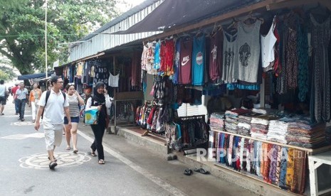 Pasar oleh-oleh di Pantai Senggigi, Lombok Barat, Nusa Tenggara Barat (NTB) pada Senin (25/12).