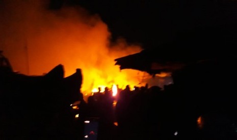 Pasar penampungan Pasar Pelita Kota Sukabumi kebakaran, Sabtu (9/11) malam. 