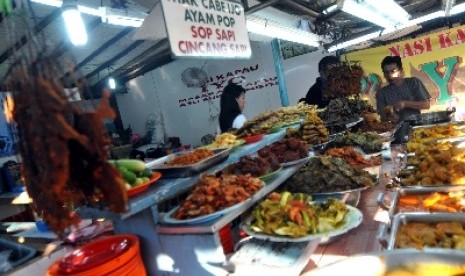 Pasar Senen, Jakarta menjadi tempat khas untuk berburu takjil dan makanan khas Minang seperti Bubur Kampiun, Lemang, jajanan, dan lauk-pauk khas Minang. Setiap Sore kawasan ini menjadi pasar dadakan yang dikunjungi pemburu kuliiner untuk berbuka puasa.