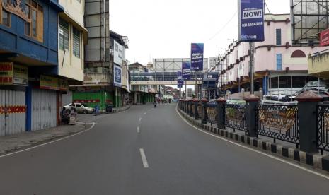 Pasar Tengah dan Pasar Bambu Kuning di Kota Bandar Lampung tutup total masa PPKM darurat sampai Selasa (20/7).Kota Bandar Lampung dan Kabupaten Lampung Utara yang bertahan status zona merah pada masa pandemi Covid-19, akhirnya keluar menjadi zona oranye pada Rabu (14/7). Sedangkan Kabupaten Lampung Timur dan Pesawaran menjadi zona merah.