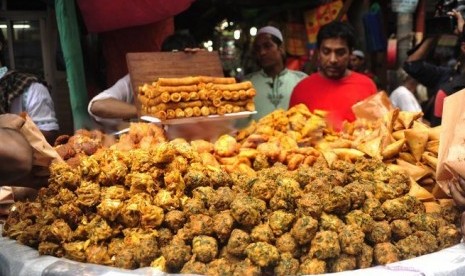 Pasar tradisional Chawkbazar, pasar iftar terbesar di ibu kota Dhaka, Bangladesh.