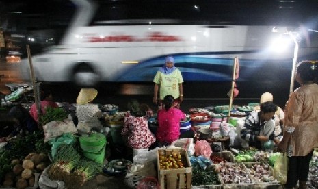 Pasar tumpah, Eretan, Indramayu