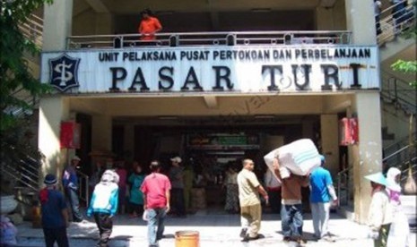 Pasar Turi sebelum terbakar.