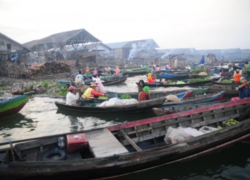 Pasar terapung di Sungai Barito