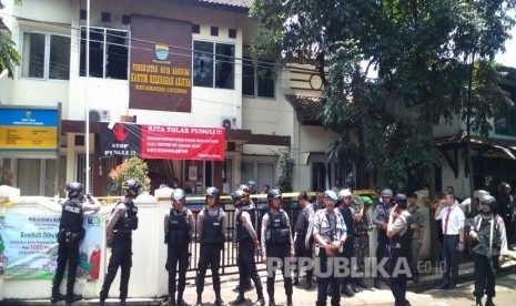 Pasca pelaku peledakan dibawa menggunakan Ambulance, anggota Brimob tetap berjaga mengamankan Kantor Kelurahan Arjuna, Senin (27/2).