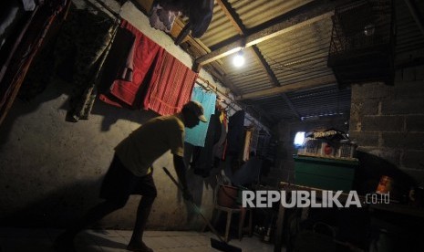 Warga merapikan rumahnya pasca banjir yang diakibatkan tanggul jebol di Jatipadang, Pasar Minggu, Jakarta Selatan, Jumat (20/10).