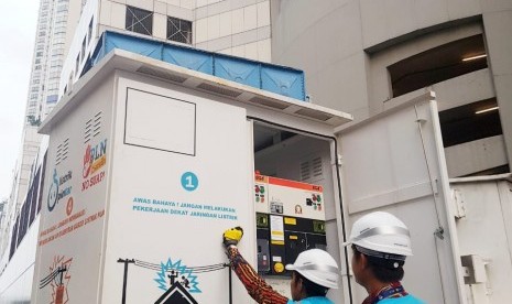 Pascabanjir PLN Unit Induk Distribusi (UID) Jakarta Raya bergerak cepat memberikan layanan penyambungan listrik sementara kepada pelanggan terdampak banjir yang mengalami kendala kelistrikan dikarenakan instalasi pelanggan terendam. Salah satunya di Mal Taman Anggrek.