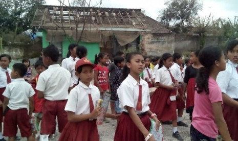 Pascaerupasi Kelud,  Sejumlah siswa SDN 03 Puncu, Kecamatan Puncu, Kabupaten Kediri, Senin (24/2)