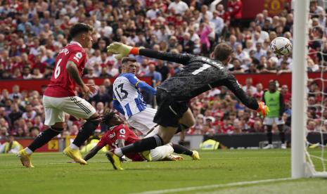 Pascal Gross dari Brighton, tengah, mencetak gol kedua timnya selama pertandingan sepak bola Liga Premier Inggris antara Manchester United dan Brighton di stadion Old Trafford di Manchester, Inggris, Ahad, 7 Agustus 2022. 