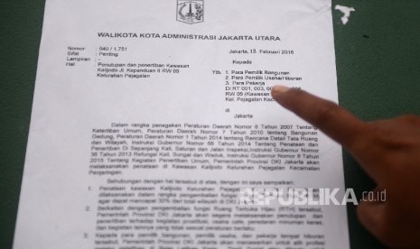  Kertas yang berisi surat sosialisasi penertiban Kalijodo dipasang pada tembok rumah warga di Kawasan Kalijodo, Jakarta, Senin (15/2).  (Republika Wihdan)