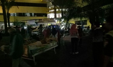 Paseien RS Orthopedi Purwokerto diungsikan keluar gedung rumah sakit menyusul gempa yang terjadi Jumat (15/12)