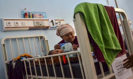 Pasien bayi menjalani perawatan di Rumah Sakit Dadi Keluarga (RSDK) Kabupaten Ciamis, Jawa Barat, Sabtu (18/12/2021). Sebanyak 25 anak dan balita di Jakarta meninggal dengan dugaan gagal ginjal akut.