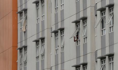 Pasien COVID-19 berada di salah satu tower di Rumah Sakit Darurat Penanganan COVID-19 Wisma Atlet Kemayoran, di Jakarta.