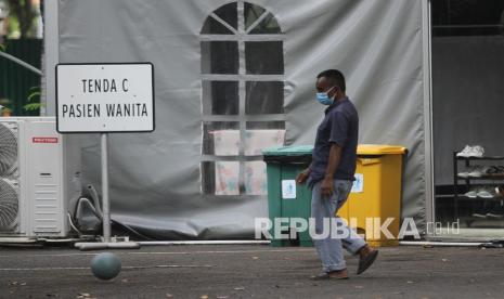 Pasien COVID-19 berolahraga saat menjalani karantina di Rumah Sakit Lapangan Kogabwilhan II Indrapura (RSLKI) di Surabaya, Jawa Timur, Jumat (11/6/2021). Usai penyekatan di Jembatan Suramadu, jumlah pasien yang dirawat di rumah sakit berkapasitas tempat tidur sebanyak 400 ranjang tersebut hingga Jumat (11/6/2021) pagi bertambah 110 orang sehingga total jumlah pasien menjadi 269 orang.