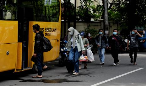 Pasien Covid-19 menaiki bus untuk di evakuasi di Puskesmas Kecamatan Setiabudi, Jakarta, Rabu (9/2/2022)..