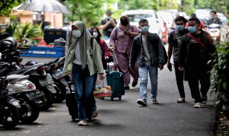 Pasien Covid-19 menunggu jemputan bus untuk di evakuasi di Puskesmas Kecamatan Setiabudi, Jakarta.