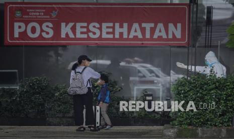 Pasien COVID-19 tiba untuk menjalani isolasi di Hotel Singgah COVID-19, Curug, Kabupaten Tangerang, Banten, Senin (31/1/2022). Pemerintah Kabupaten Tangerang kembali membuka tower baru untuk menambah kapasitas kamar isolasi bagi pasien COVID-19 dengan total kapasitas 240 kamar setelah meningkatnya kasus COVID-19 di kabupaten tersebut. Tempat Isolasi Terpadu Kabupaten Tangerang Resmi Ditutup