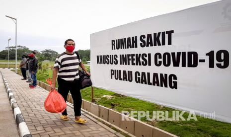 Pasien COVID-19 yang telah sembuh meninggalkan ruang perawatan RS Khusus Infeksi (RSKI) Pulau Galang, Batam, Kepulauan Riau, Ahad (3/5/2020). Per 15 April 2021, RSKI Pulau Galang masih merawat 258 orang pasien terkonfirmasi positif Covid-19.